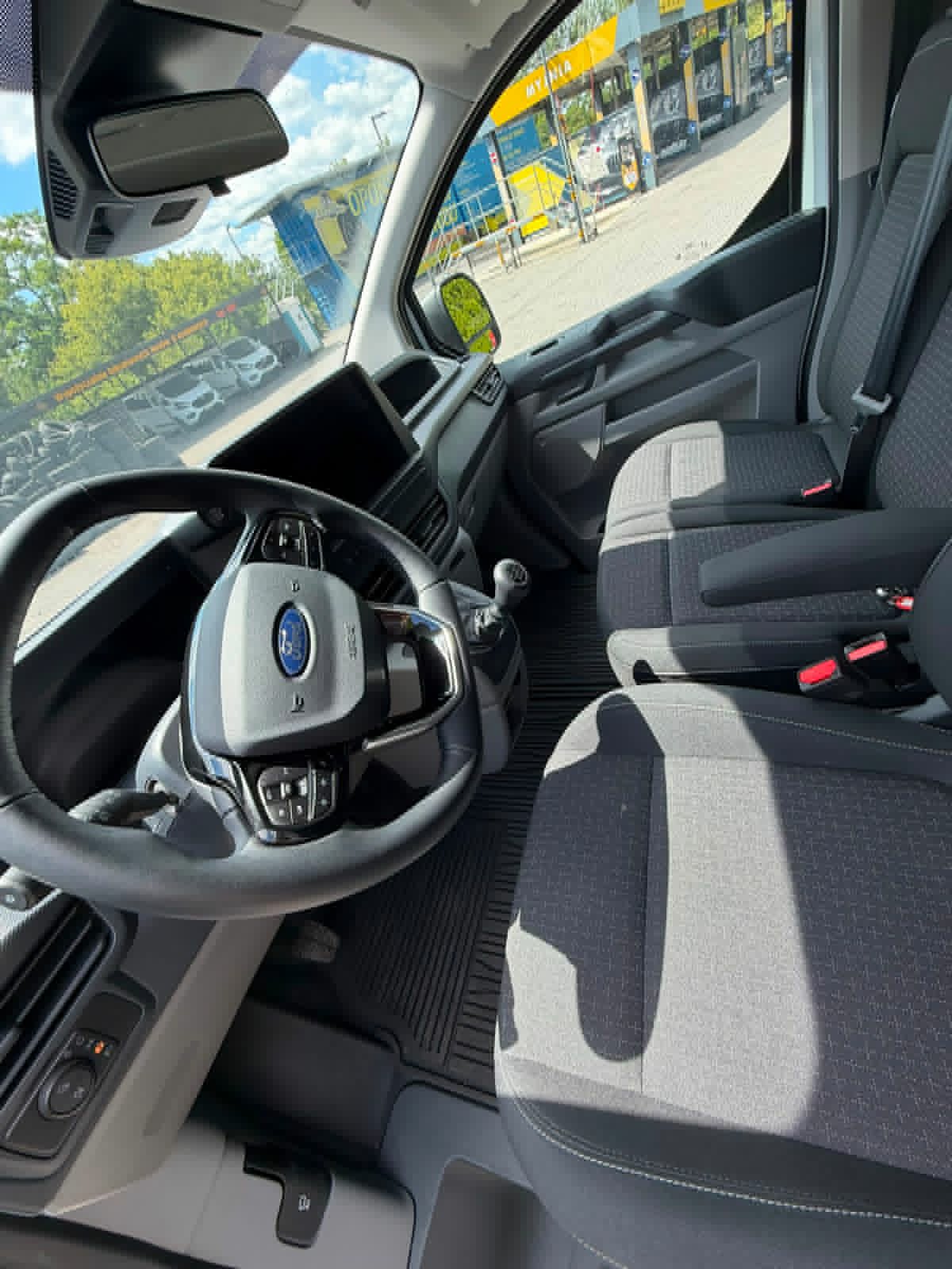 Ford Transit Custom Long XL z zewnątrz
